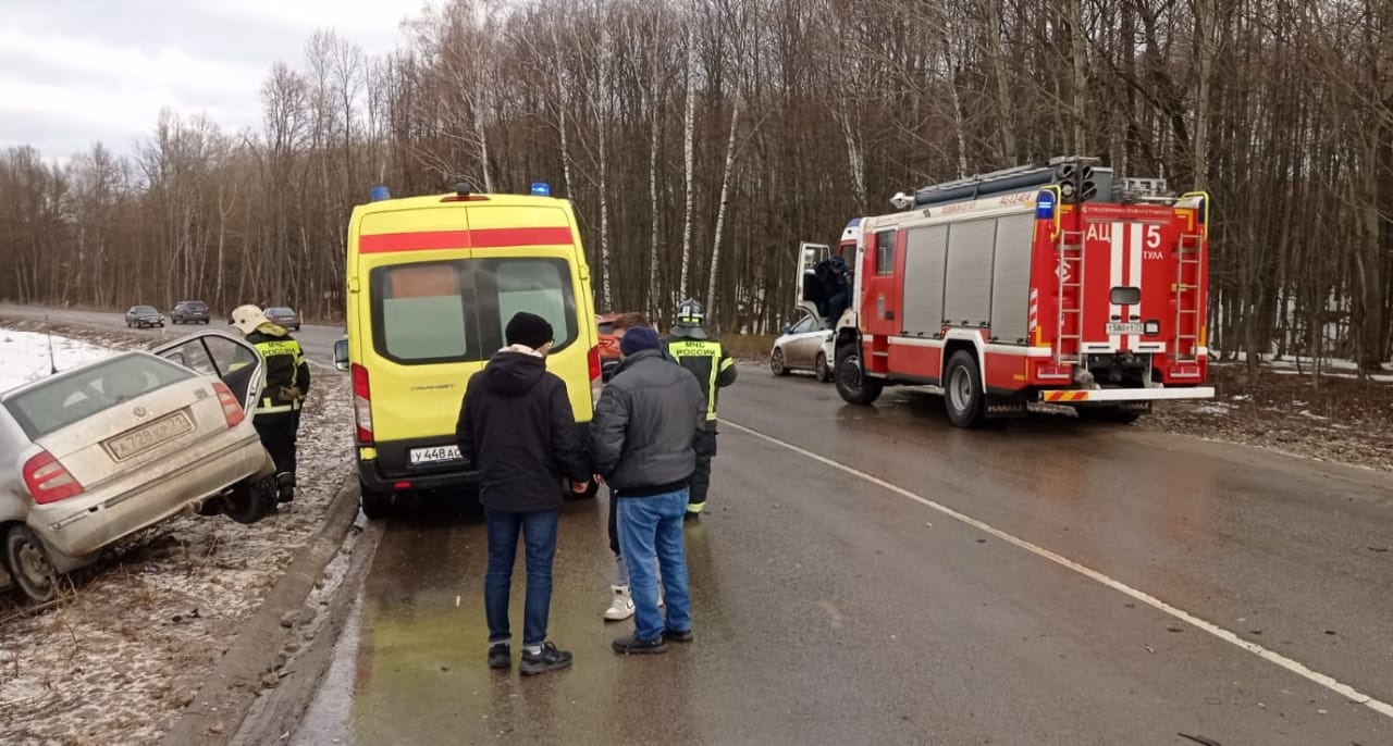 В Туле из-за столкновения микроавтобуса и легковушки произошел пожар: есть пострадавшие