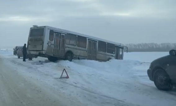 Под Новомосковском столкнулись легковушка и пассажирский автобус