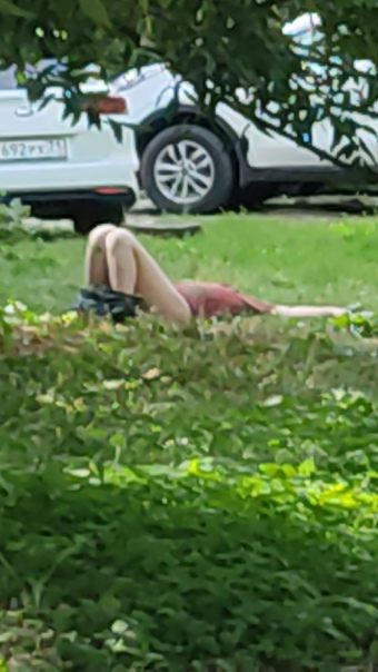 На улице Бундурина в Туле мужчина снял штаны и лег на газон