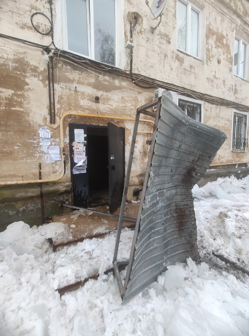 В Щекинском районе упавшая глыба льда разбила козырек подъезда, оторвала провода и газовую трубу