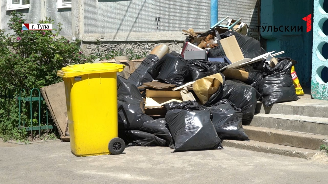 Как тулякам избавиться от куч мусора во дворе своего дома