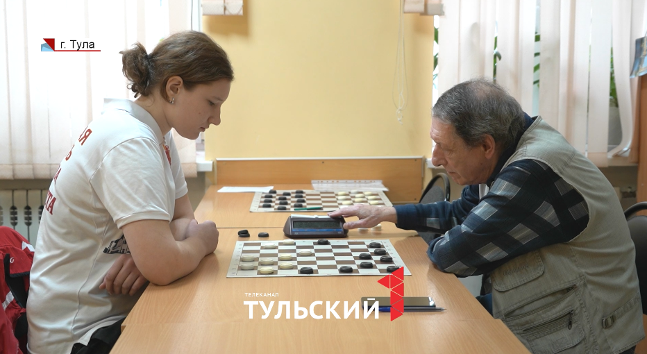 Заслуженный тренер России создал систему для тренировки глухих шашистов