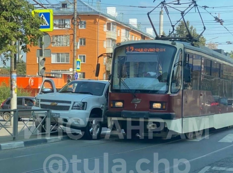 В Туле трамвай «выдавил с дороги» внедорожник «Шевроле Тахо»