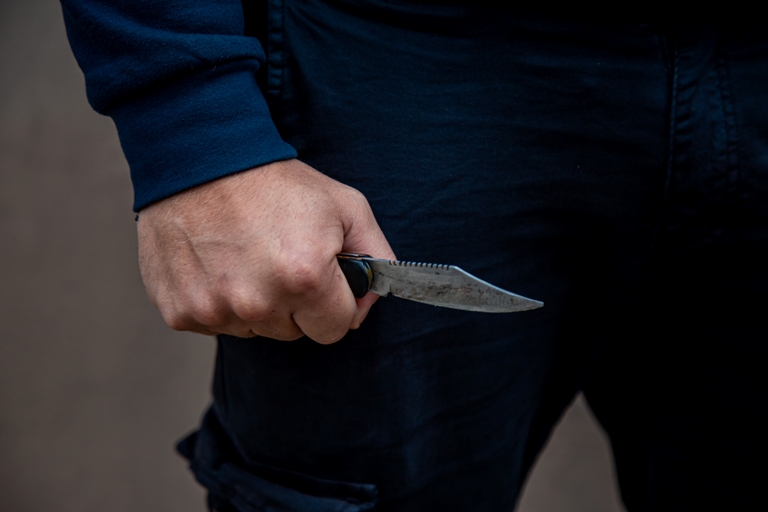 В Алексине раненый ножом в живот мужчина самостоятельно задержал напавшего