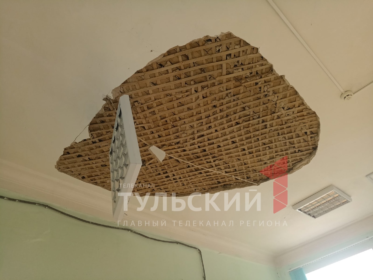 В школе в поселке Барсуки обрушился потолок