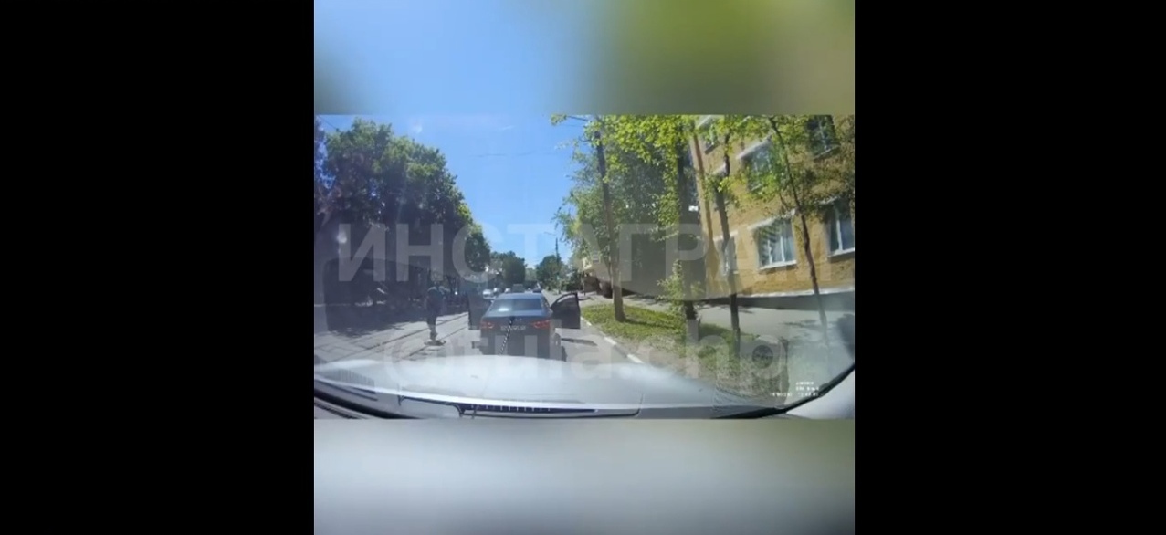 В Туле водитель остановил машину посреди дороги, чтобы поймать детскую коляску