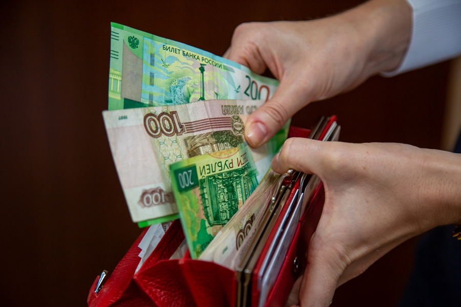 Житель Алексина украл у посетителя магазина кошелек с деньгами и банковской картой