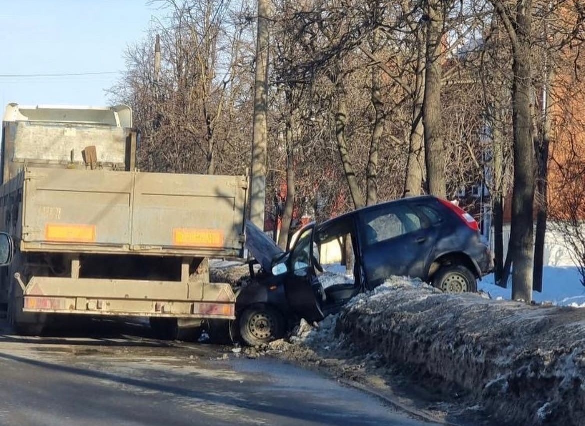 В Туле на улице Кирова столкнулись "МАЗ" и "Lada Kalina"