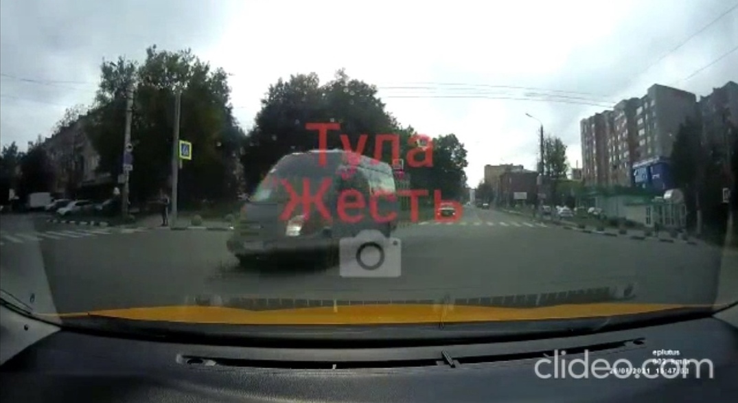 В Туле водитель пассажирского микроавтобуса проехал перекресток на красный свет