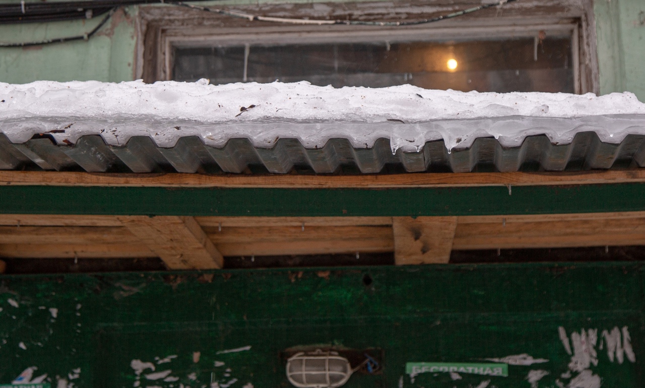 Чистка крыш от 50 рублей: туляки начали зарабатывать на уборке снега и сосулек