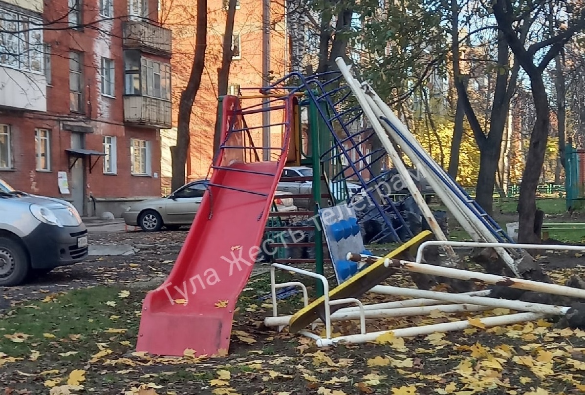 Туляки пожаловались на разобранную детскую площадку во дворе дома .