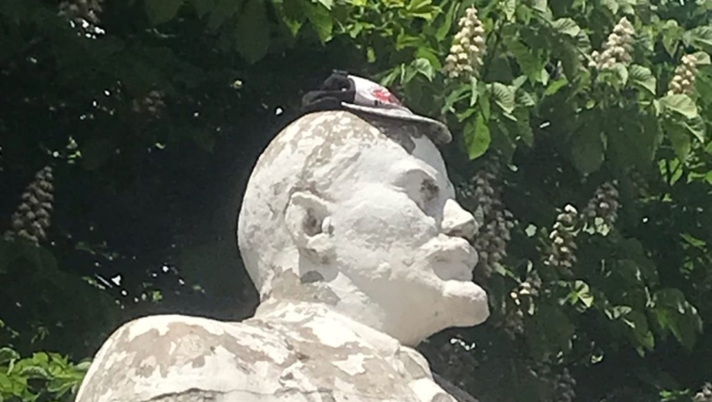 На Косой Горе в Туле одели кепку на памятник Ленину