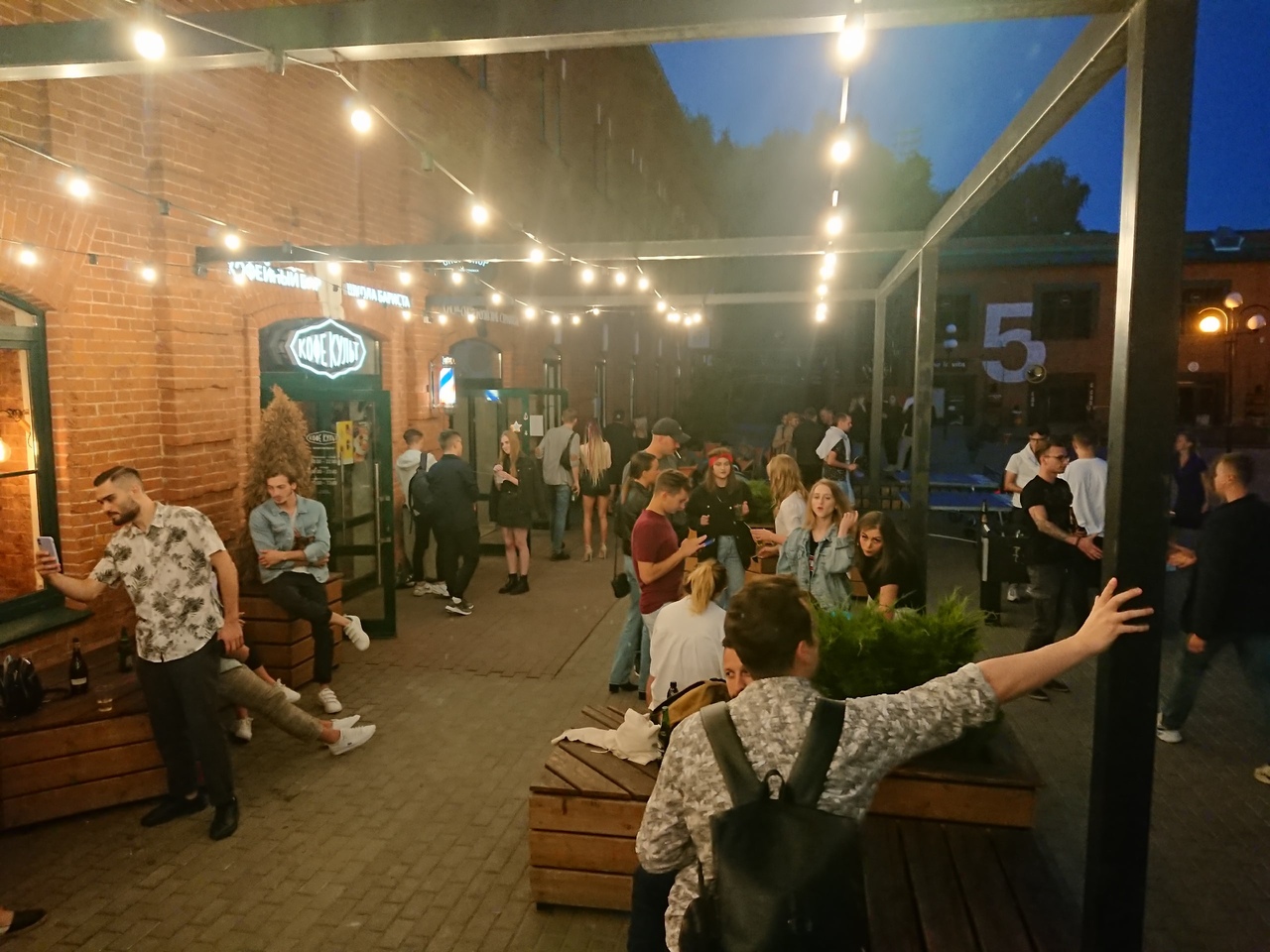 Социальная близость: тульский барбершоп устроил вечеринку в «Ликерке»