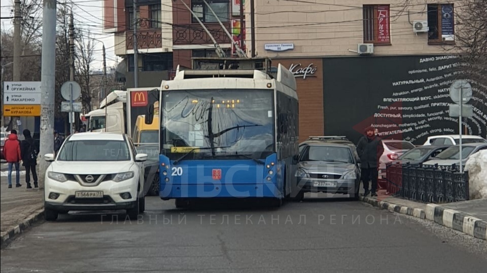 Троллейбус заблокировал движение у площади Победы в Туле