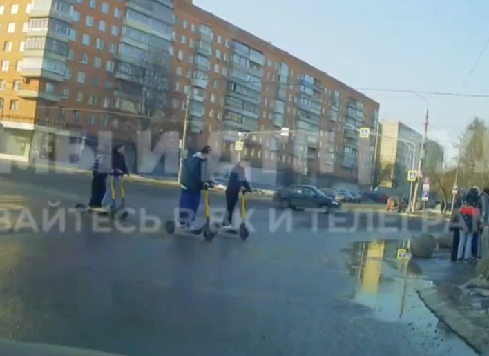 В Туле группа подростков на самокатах проехали на красный светофор