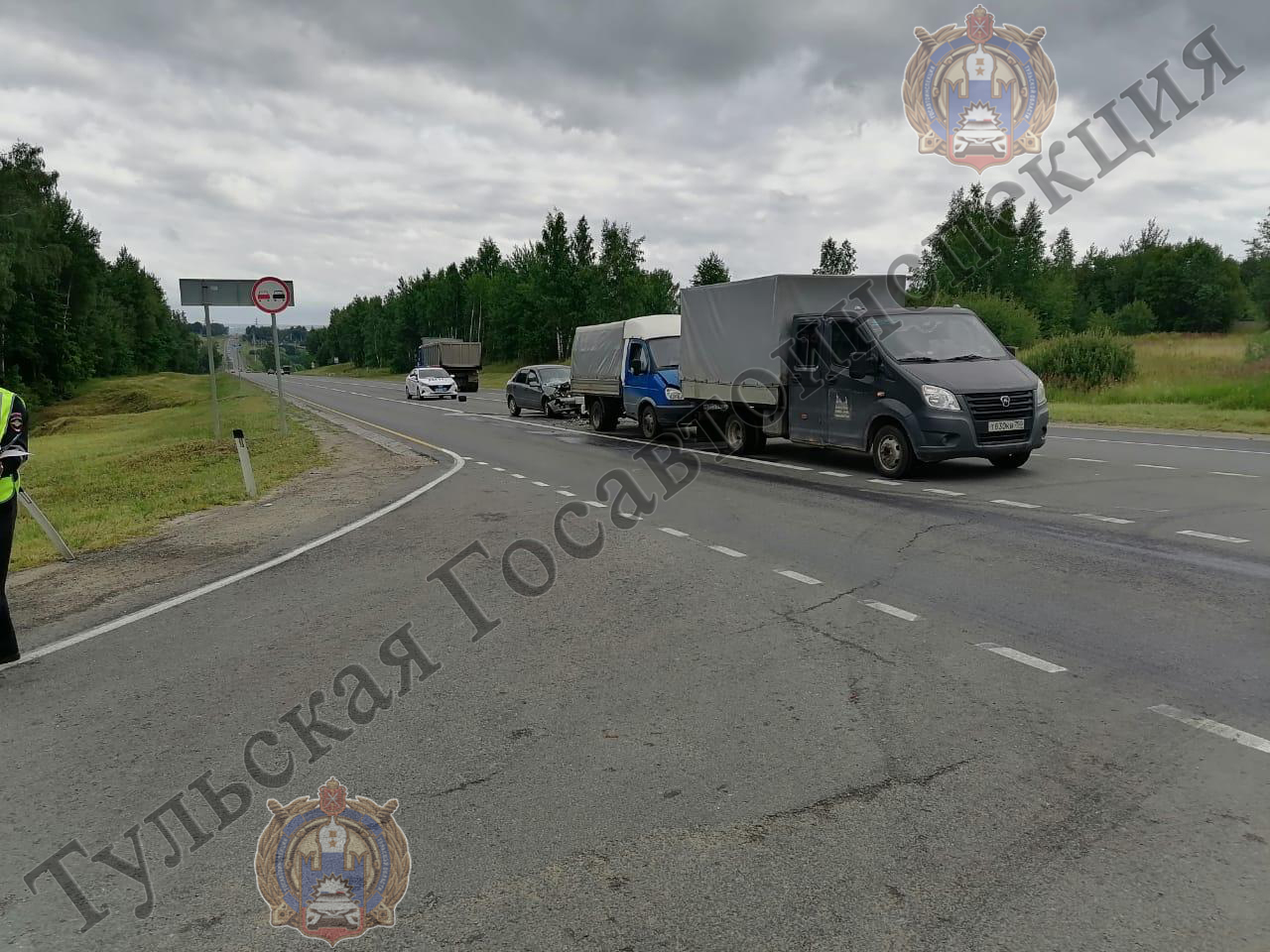 На дороге М-2 под Тулой легковушка столкнулась с двумя грузовиками