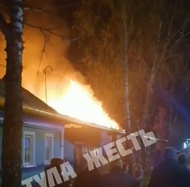В Туле на улице Карпова загорелся частный дом