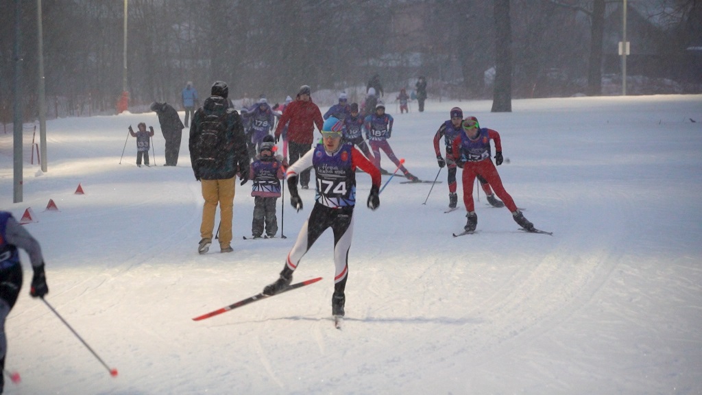 Ночную лыжную гонку "Веденино" в Туле открыл олимпийский чемпион
