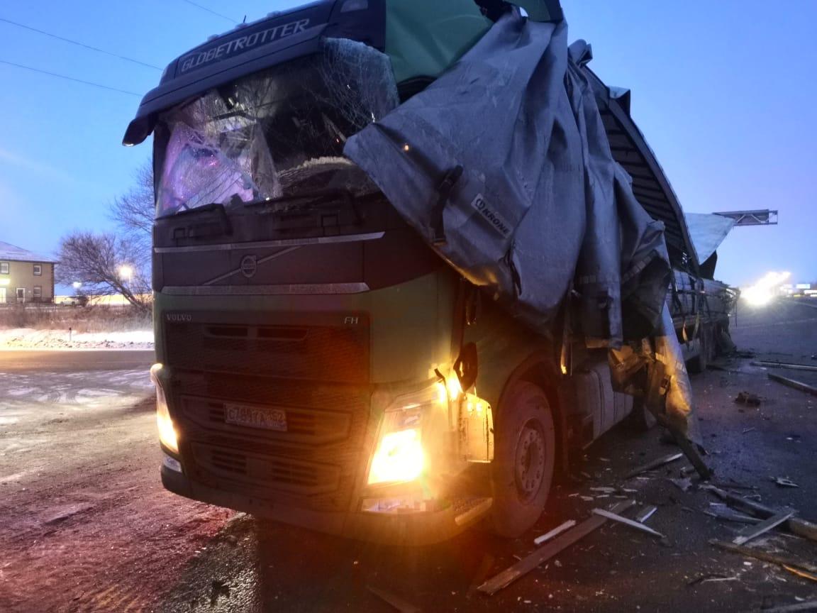 В Тульской области автовышка врезалась в стоящий грузовик