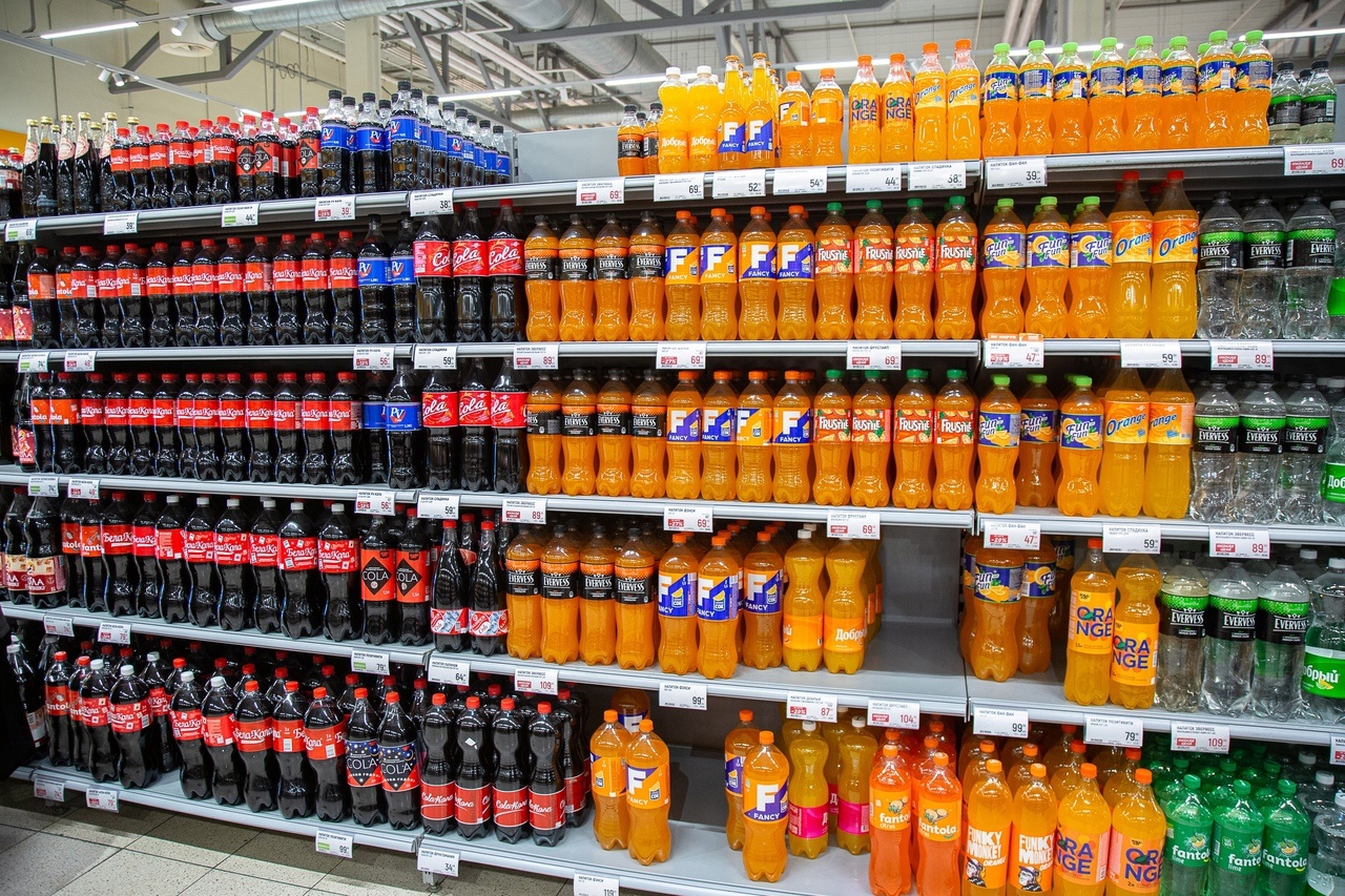 В 2024 году в России могут запретить цветные пластиковые бутылки