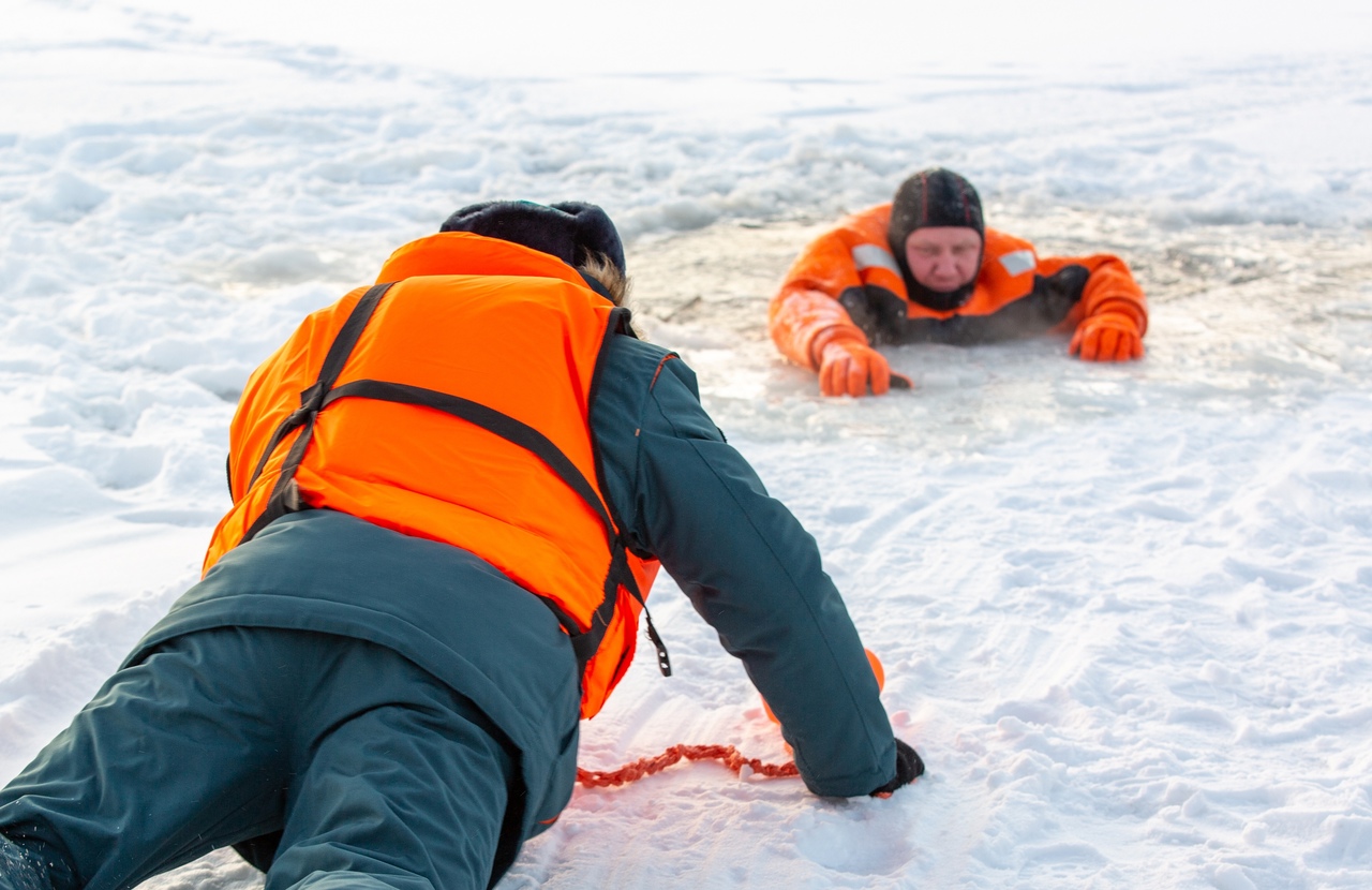 Методы спасения и самоспасения при провале под лед