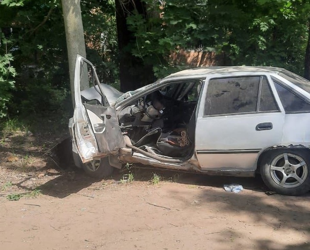 В Туле на улице Седова автомобиль врезался в дерево