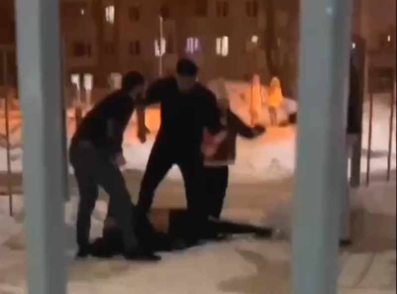 В Новомосковске на улице толпа избила мужчину: полиция проводит проверку