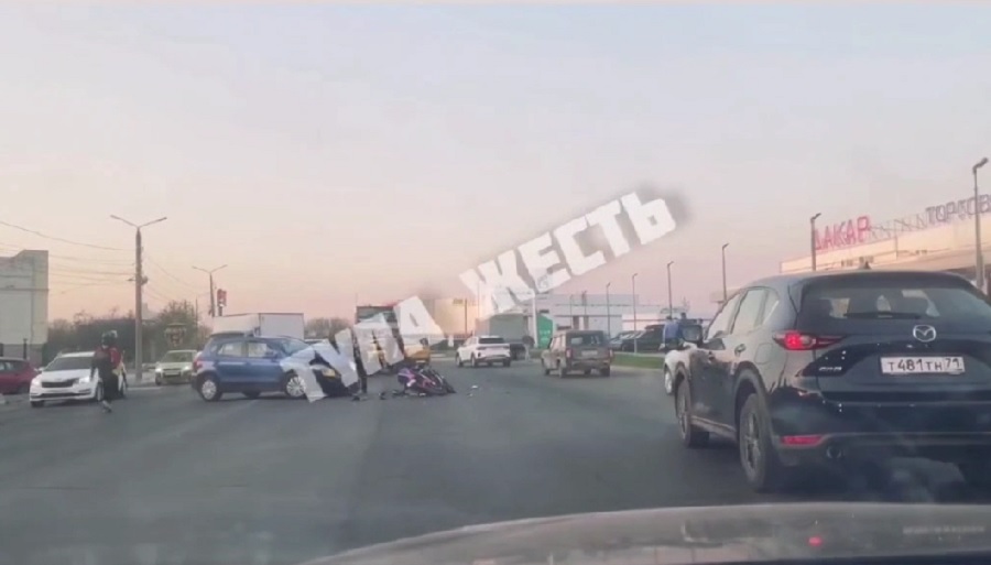 На Новомосковском шоссе в Туле мотоциклист попал под колеса машины