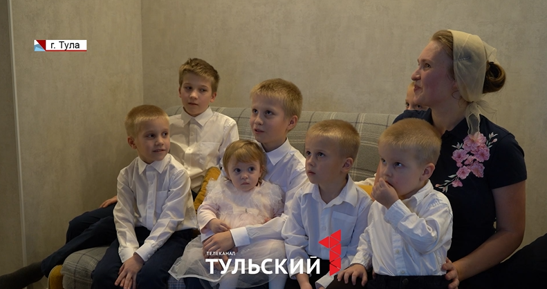 Семье с 8 детьми из Тульской области подарили сертификат на машину