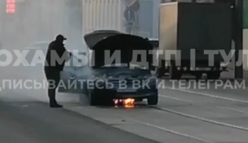 В Туле на Демидовской плотине загорелся автомобиль