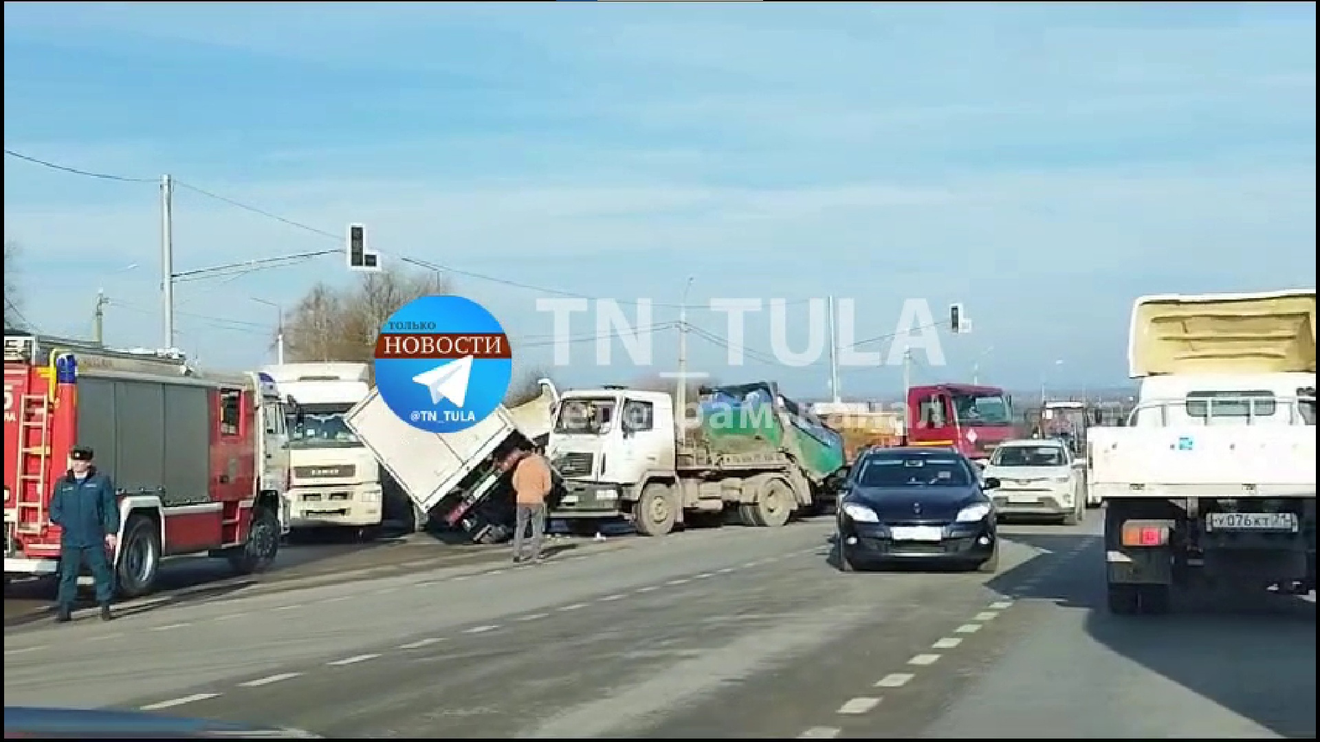 На выезде из Тулы собралась огромная пробка из-за массового столкновения грузовиков