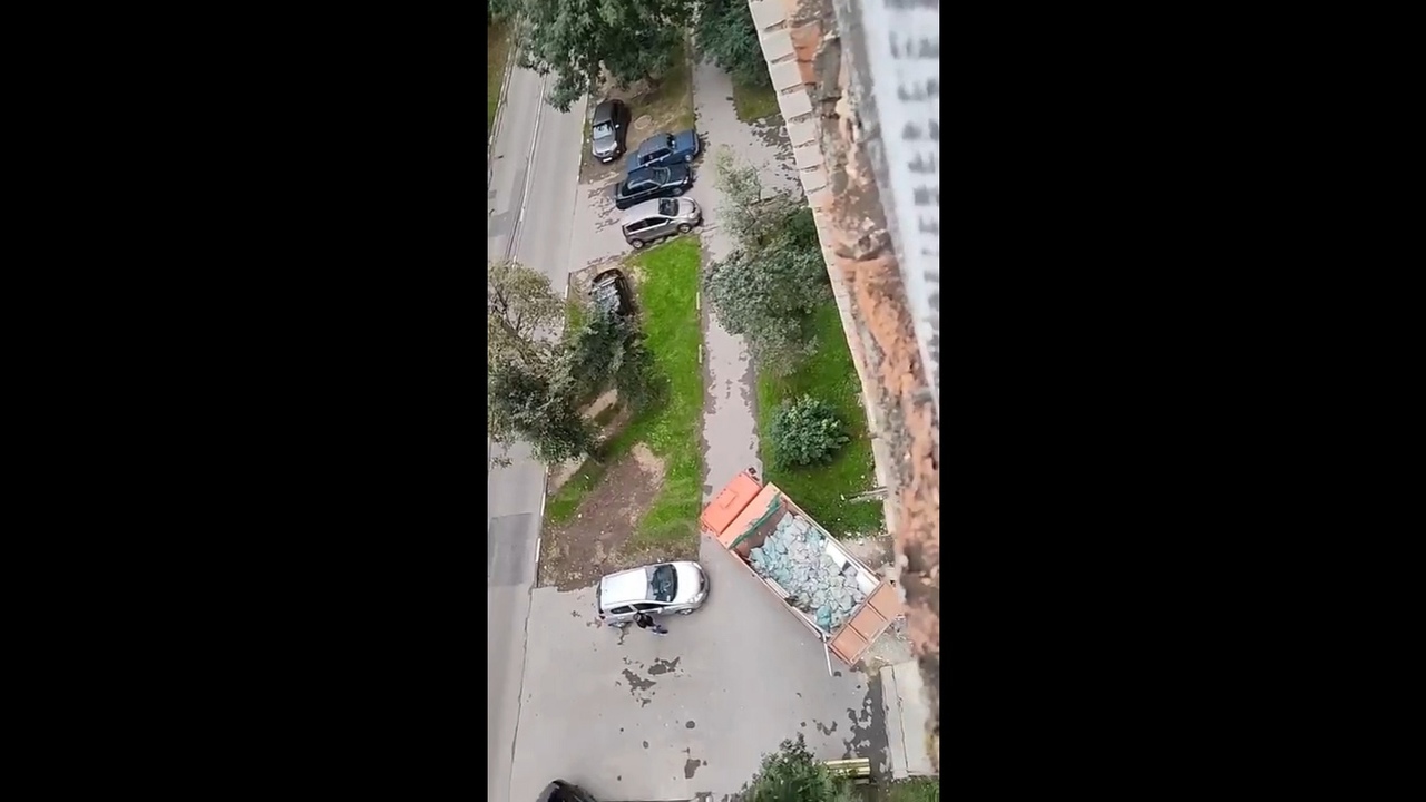 Опасный лайфхак: в Туле ремонтники скидывали мешки со строительным мусором с крыши многоэтажного дома