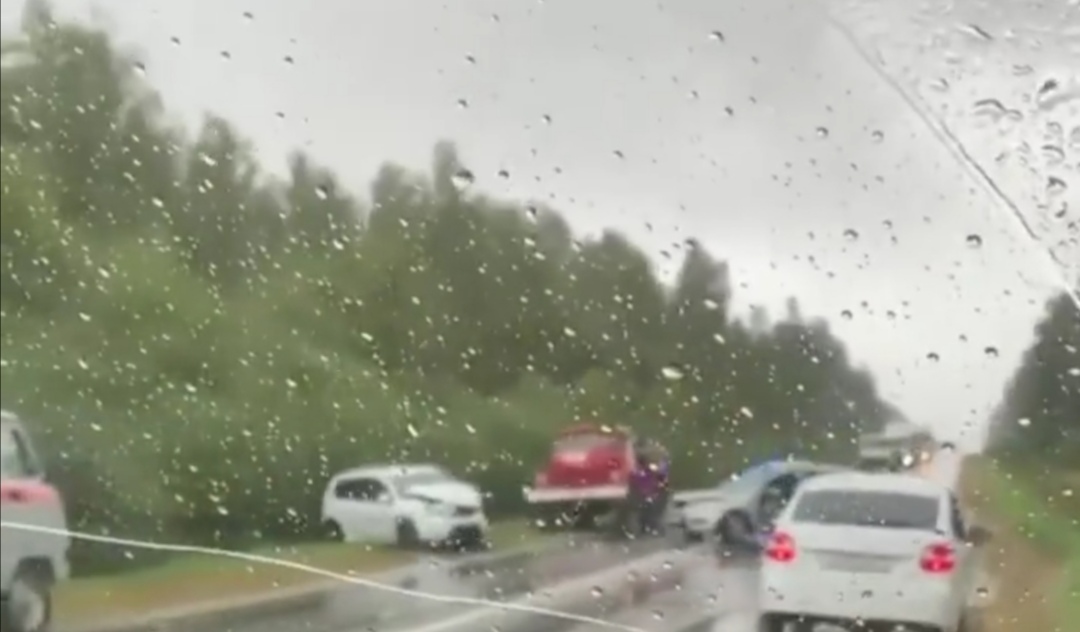 На трассе М-2 "Крым" лоб в лоб столкнулись 2 автомобиля: один из водителей скончался