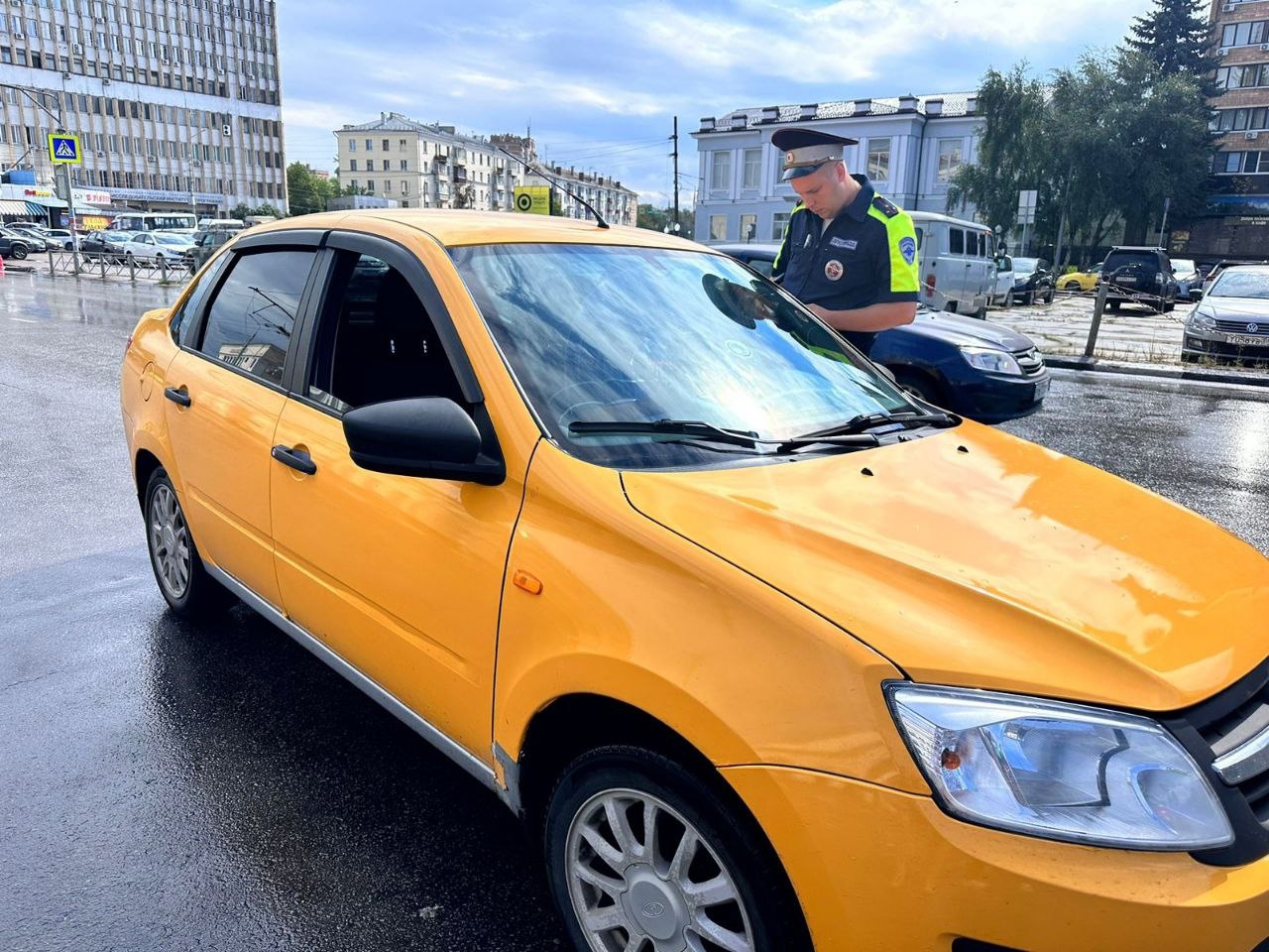 В Туле инспекторы ГИБДД нашли 25 нелегальных таксистов