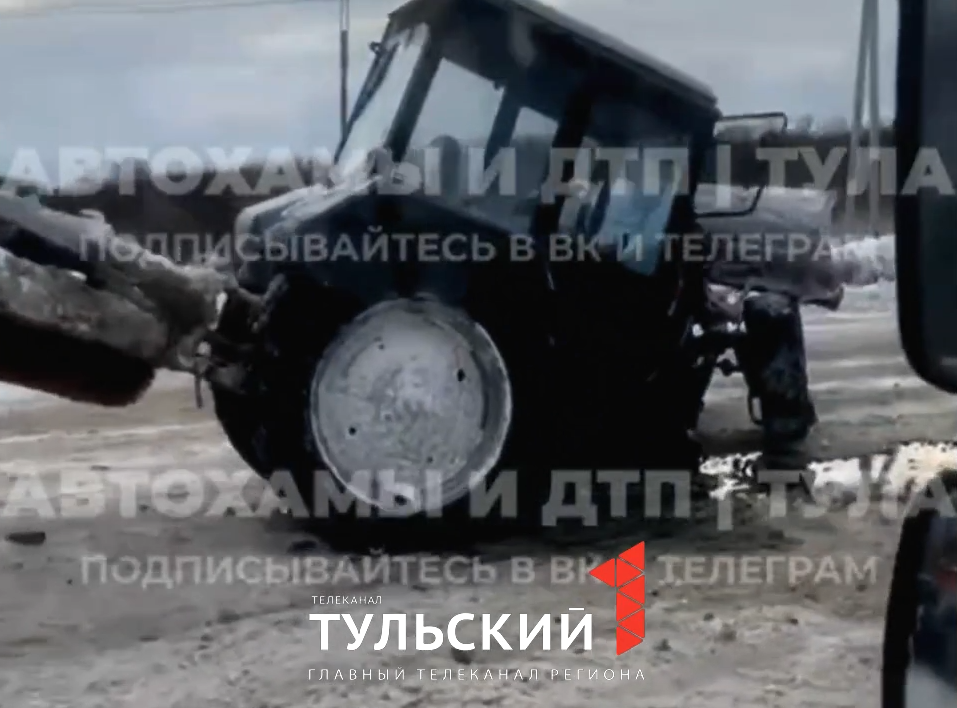 В Тульской области легковушка сломала трактор пополам