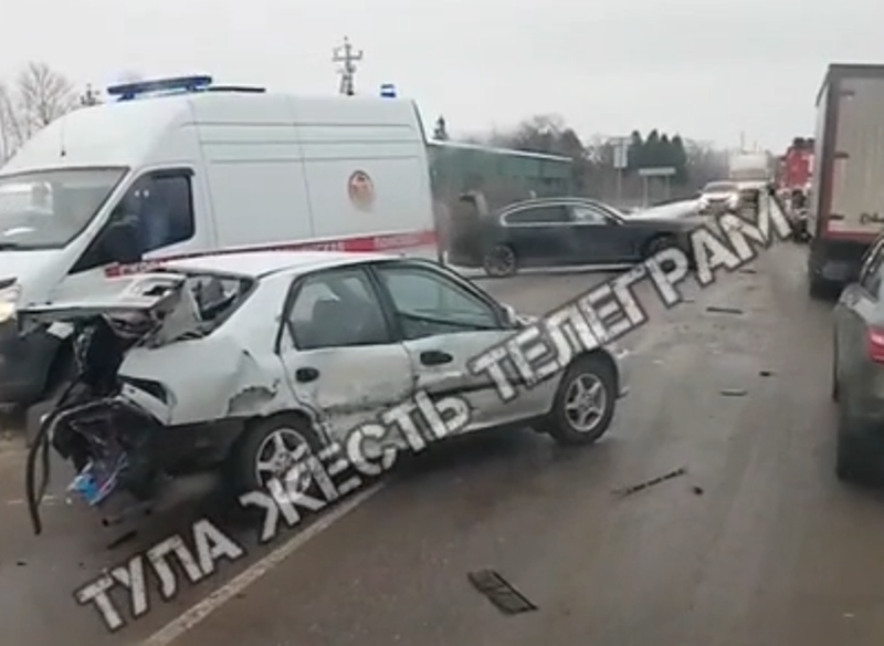 Под Тулой произошло жесткое ДТП с тремя машинами