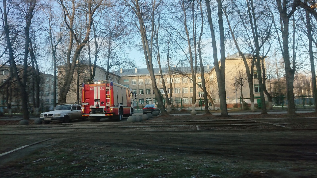 К школе на улице Энгельса в Туле приехала пожарная машина