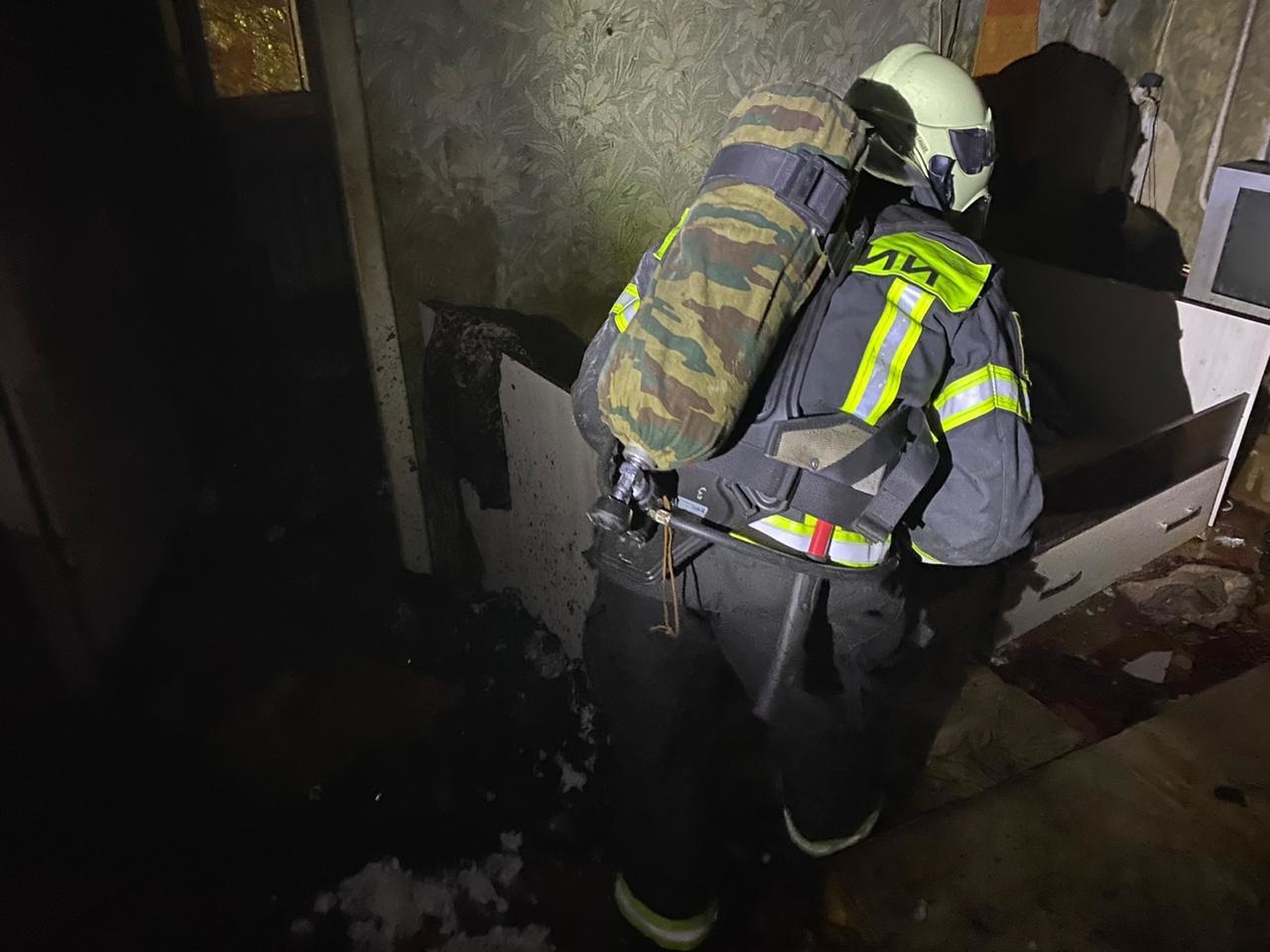 В Новомосковске пожарные спасли из горящего дома 7 человек