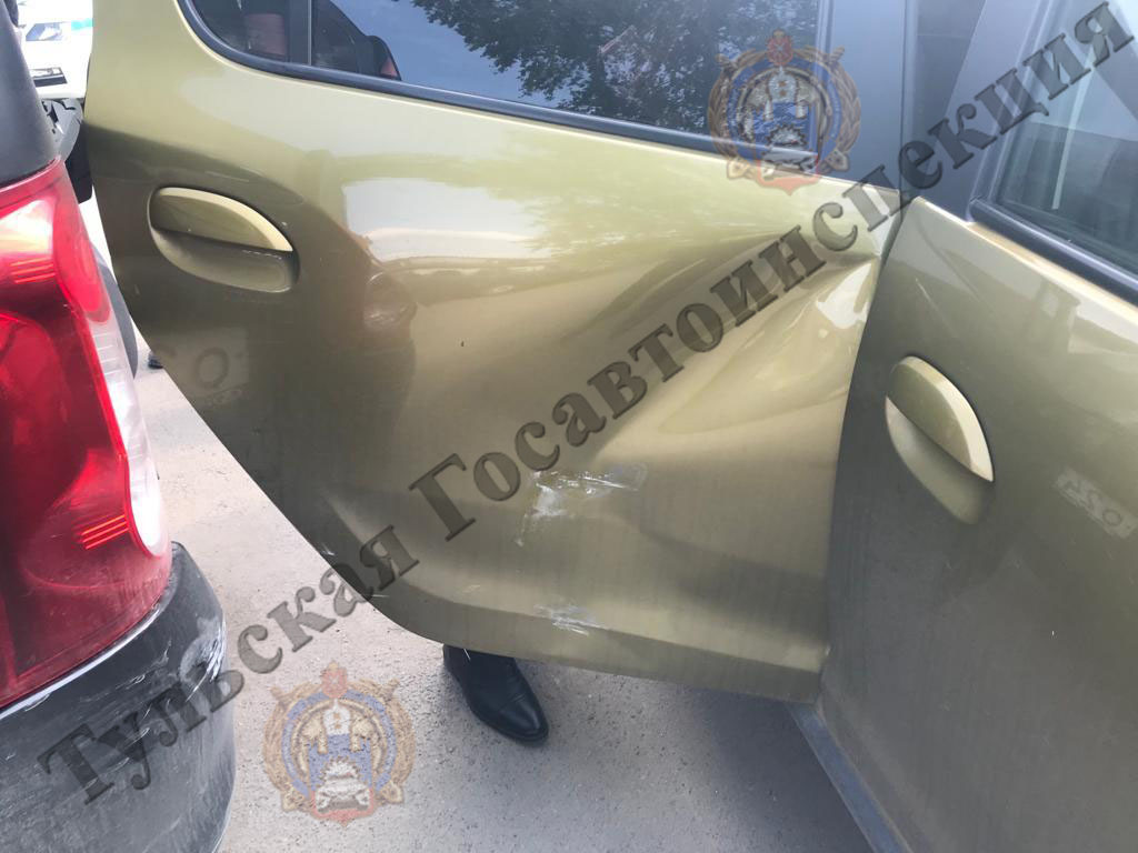 В Новомосковске на парковке водитель Lada сбил выходившую из машины 9-летнюю девочку
