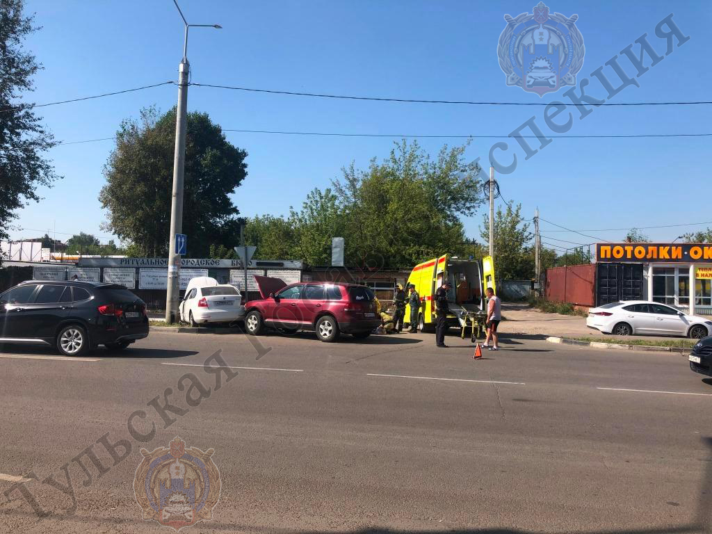 В Новомосковске при столкновении двух иномарок пострадали две женщины