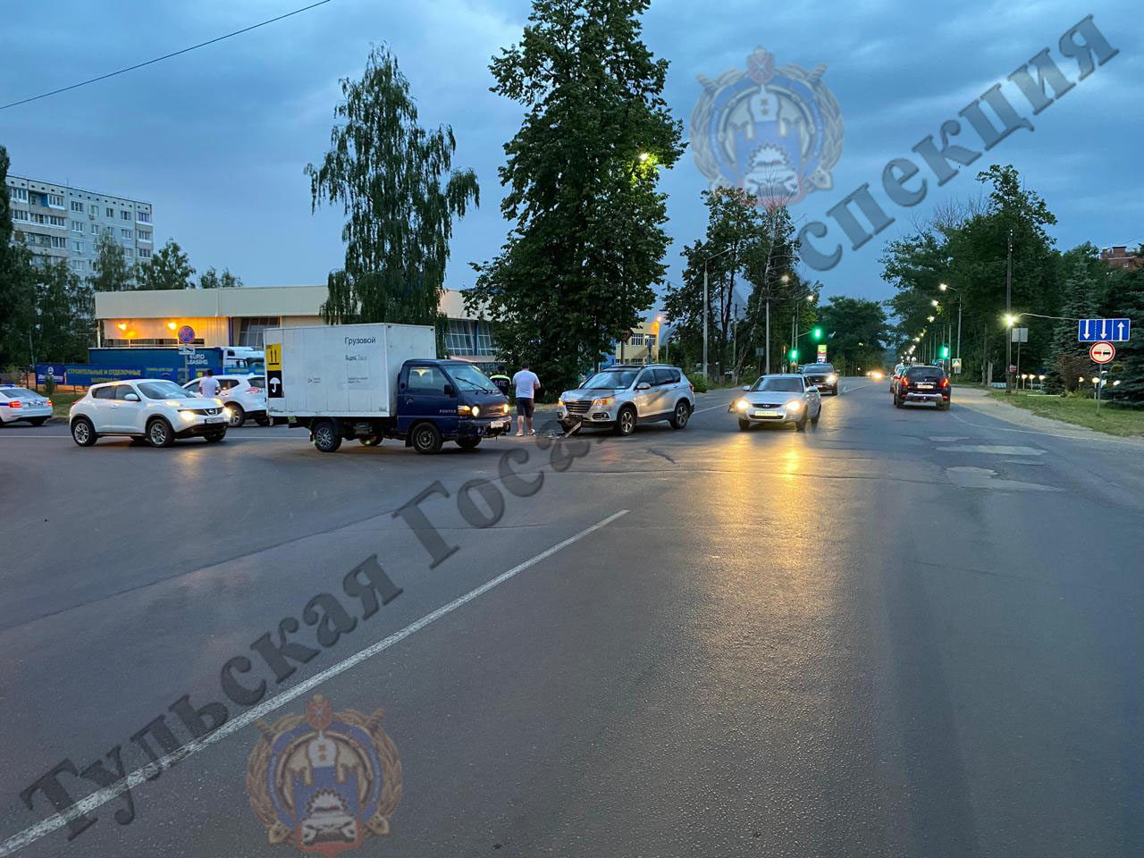 В Новомосковске водитель Nissan X-Trail не уступил дорогу Haval H6 и устроил ДТП