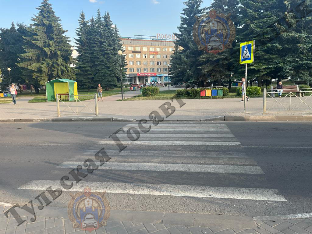 В Новомосковске девушка попала под колеса машины на пешеходном переходе
