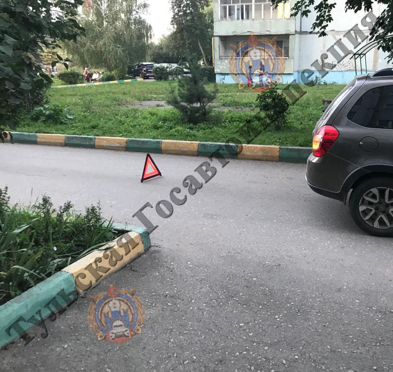 В Новомосковске под колеса машины попал 7-летний мальчик