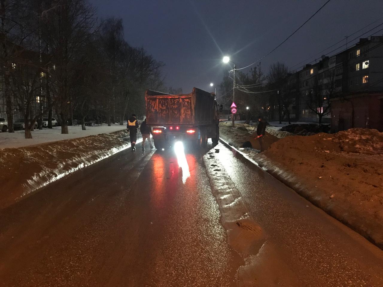 В Новомосковске мужчина перебегал дорогу в неположенном месте и попал под колеса 