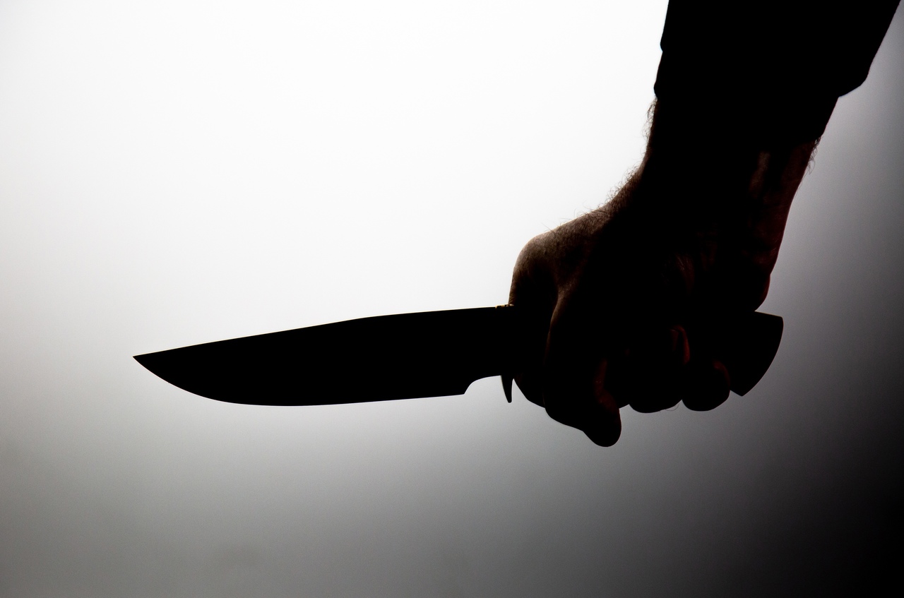 В Туле пьяный мужчина ударил ножом незнакомца на остановке