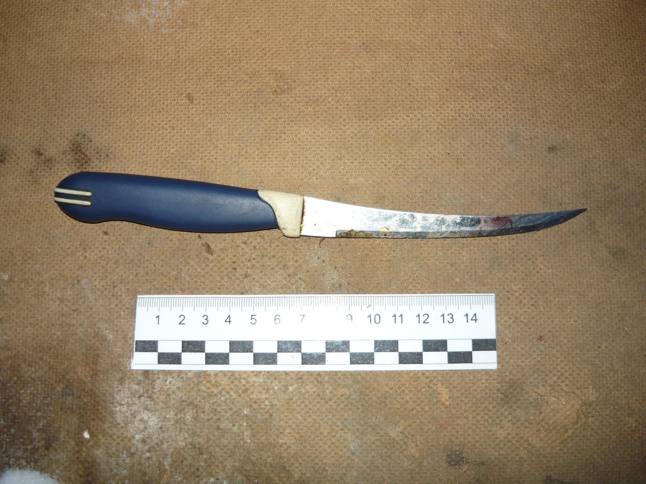 Ножевой след. Нож масштабная фотосъемка. Нож с криминалистической линейкой. Кухонный нож криминалистика.