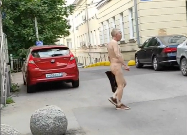 По улице Льва Толстого в Туле прогулялся голый мужчина