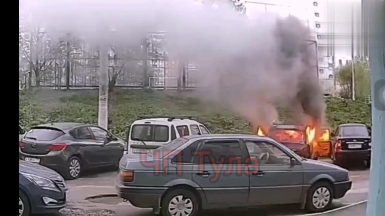 Момент поджога легковушек на улице Марата в Туле попал на видео
