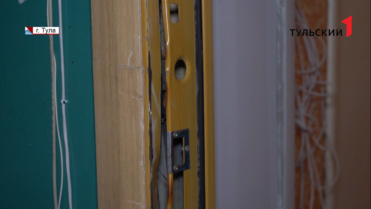 В Туле сотрудники УК взломали дверь в квартиру: хозяйка требует компенсации
