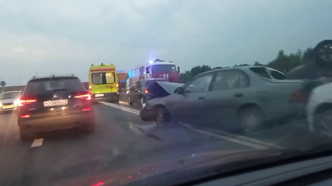 Серьезное ДТП на Калужском шоссе в Туле: одна из машин перевернулась